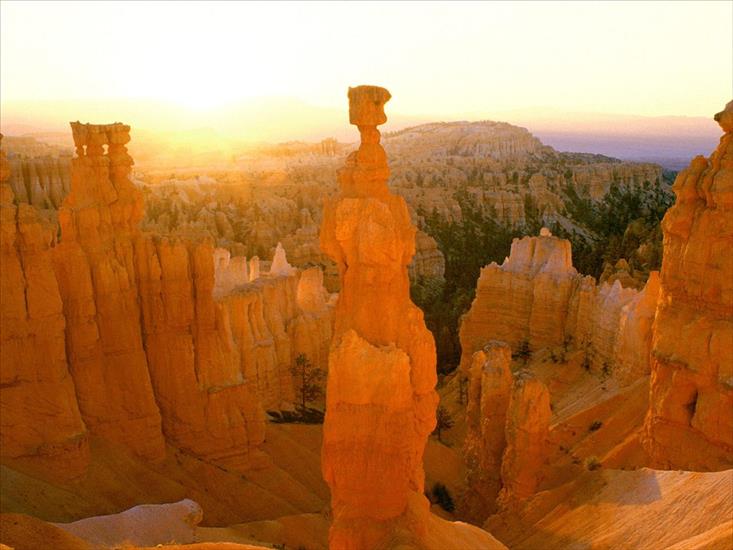 krajobrazy - Sunrise-Colors-Thor__s-Hammer_-Bryce-Canyon_-Utah.jpg